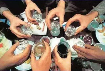 日飲半斤白酒，小伙竟現“女兒身”？揭秘酒精與激素的致命關聯